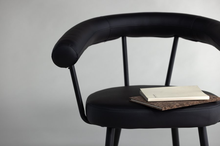 VIND COLLECTION Västers x Josefin Lustig spisebordsstol, med armlener - sort PU og sort stl