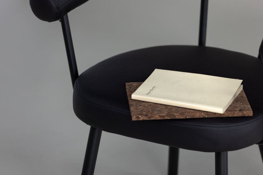 VIND COLLECTION Västers x Josefin Lustig spisebordsstol, med armlener - sort PU og sort stl