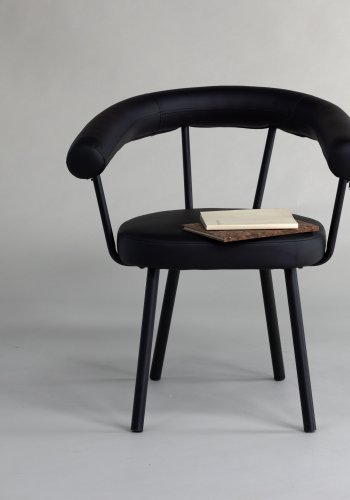 VIND COLLECTION Västers x Josefin Lustig spisebordsstol, med armlener - sort PU og sort stl