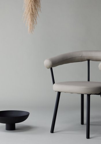 VIND COLLECTION Västers x Josefin Lustig spisebordsstol, med armlener - beige PU og sort stl