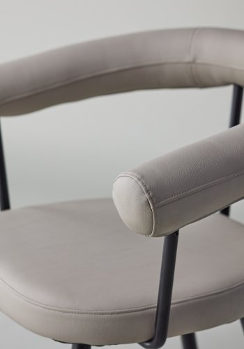 VIND COLLECTION Västers x Josefin Lustig spisebordsstol, med armlener - beige PU og sort stl