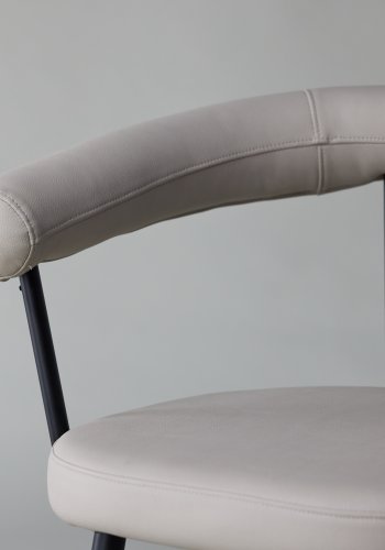 VIND COLLECTION Västers x Josefin Lustig spisebordsstol, med armlener - beige PU og sort stl