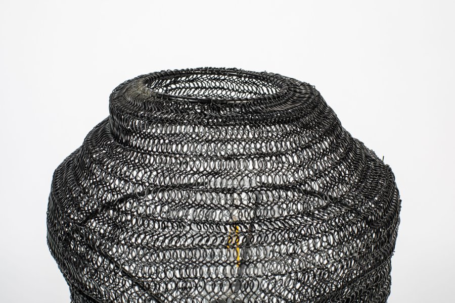 WHITE LABEL LIVING Lena bordlampe - svart metall