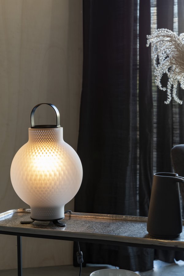 ZUIVER Nomad bordlampe - hvitt glass og jern