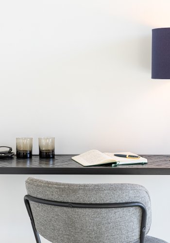 WHITE LABEL LIVING Kaja bordlampe - mrkebl skjerm og strykejern