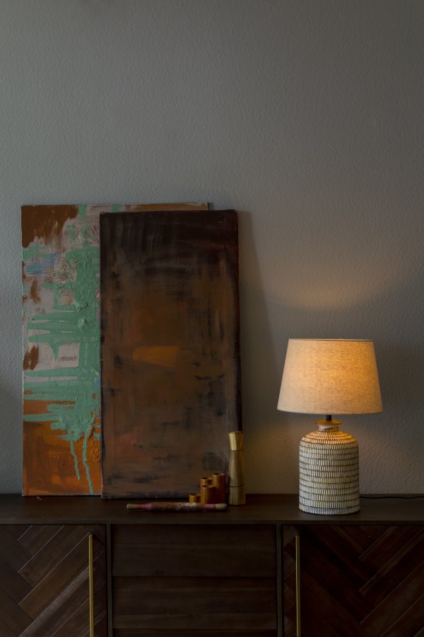 DUTCHBONE Russel bordlampe - ekte lin og keramikk