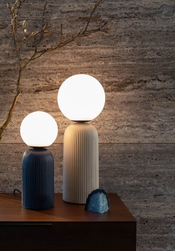 ZUIVER Dash bordlampe S - opalt glass og kongebl keramikk