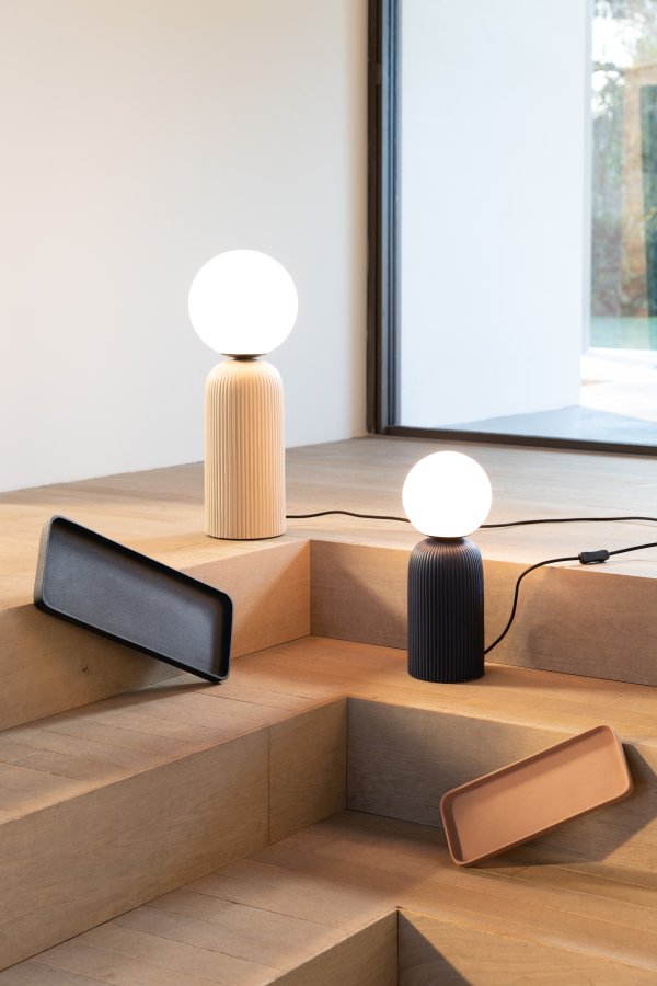 ZUIVER Dash bordlampe S - opalt glass og kongebl keramikk