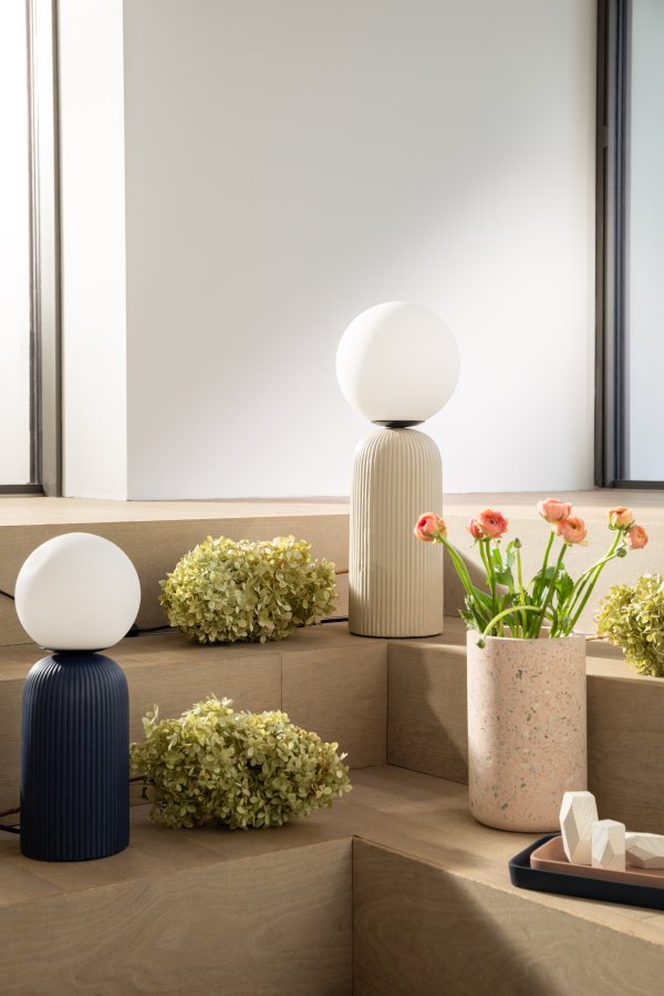 ZUIVER Dash bordlampe S - opalt glass og kongebl keramikk