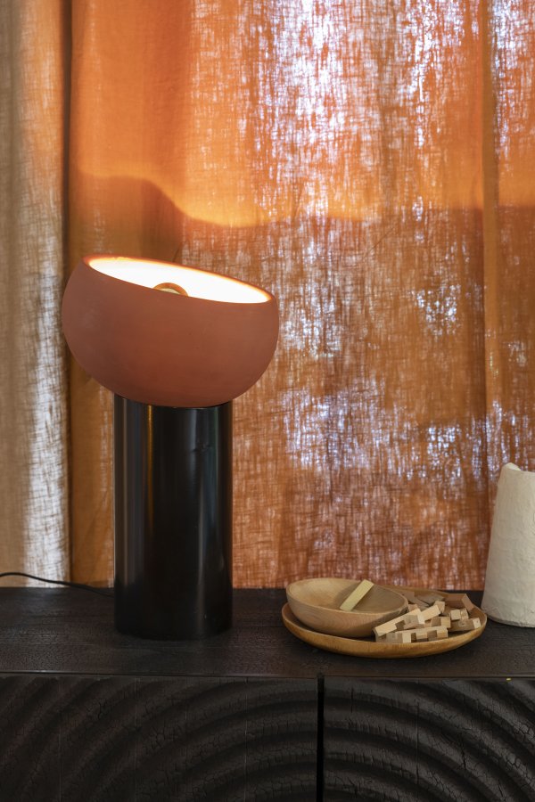 DUTCHBONE Zahra bordlampe M - terra terracotta og sort metall