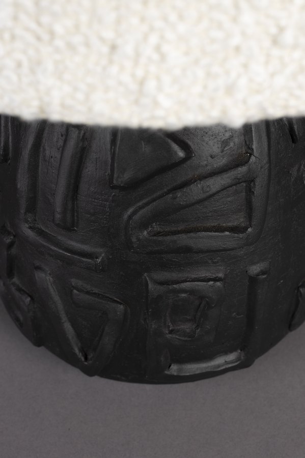 DUTCHBONE Renzo Tischlampe - weißer Bouclé-Stoff und schwarze Terrakotta