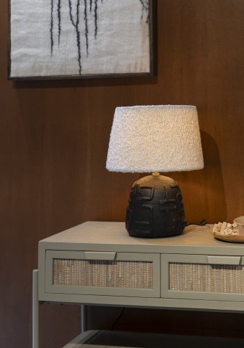 DUTCHBONE Renzo Tischlampe - weißer Bouclé-Stoff und schwarze Terrakotta