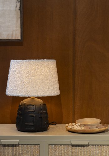 DUTCHBONE Renzo Tischlampe - weißer Bouclé-Stoff und schwarze Terrakotta