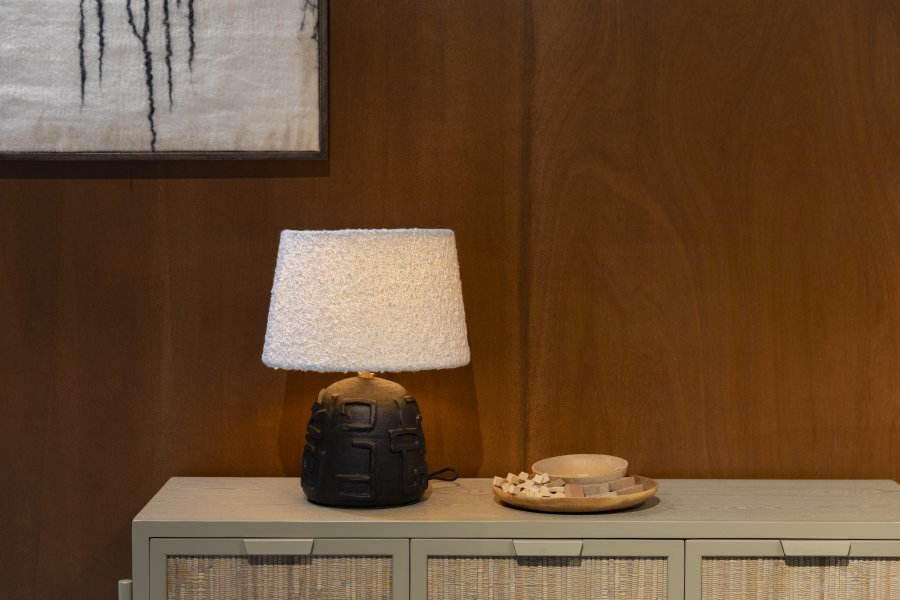 DUTCHBONE Renzo Tischlampe - weißer Bouclé-Stoff und schwarze Terrakotta