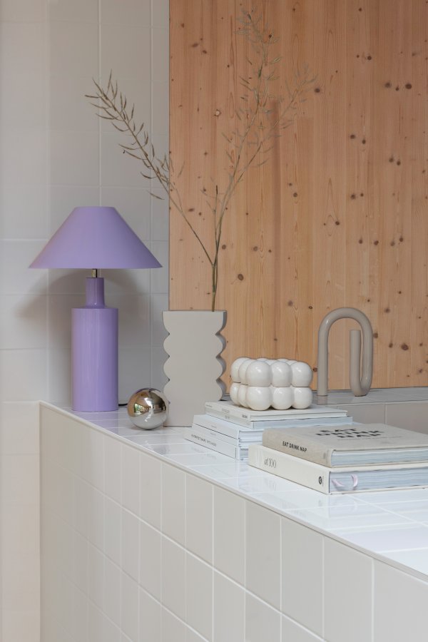 ZUIVER Wonders bordlampe - skinnende lilla jern