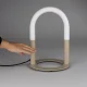 ZUIVER Arch bordlampe - hvit akryl og beige metall