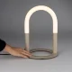 ZUIVER Arch bordlampe - hvit akryl og beige metall