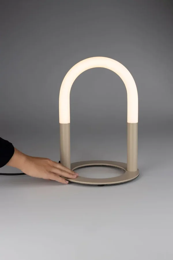 ZUIVER Arch bordlampe - hvit akryl og beige metall