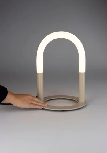 ZUIVER Arch bordlampe - hvit akryl og beige metall