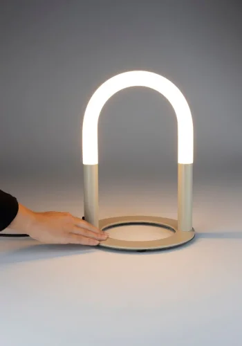 ZUIVER Arch bordlampe - hvit akryl og beige metall