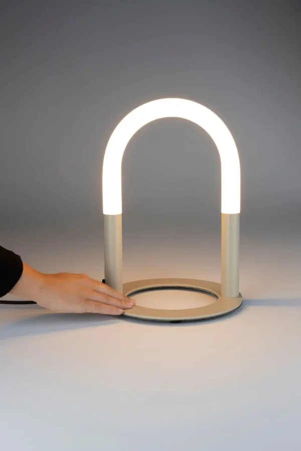 ZUIVER Arch bordlampe - hvit akryl og beige metall