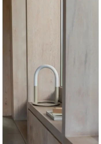 ZUIVER Arch bordlampe - hvit akryl og beige metall