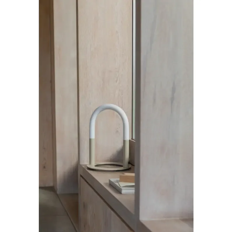 ZUIVER Arch bordlampe - hvit akryl og beige metall
