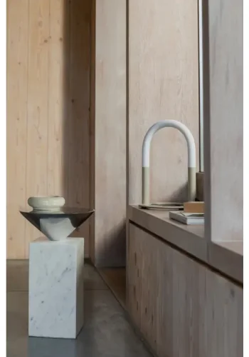 ZUIVER Arch bordlampe - hvit akryl og beige metall