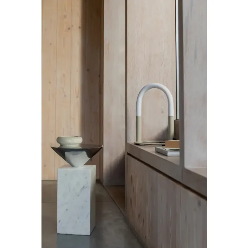 ZUIVER Arch bordlampe - hvit akryl og beige metall