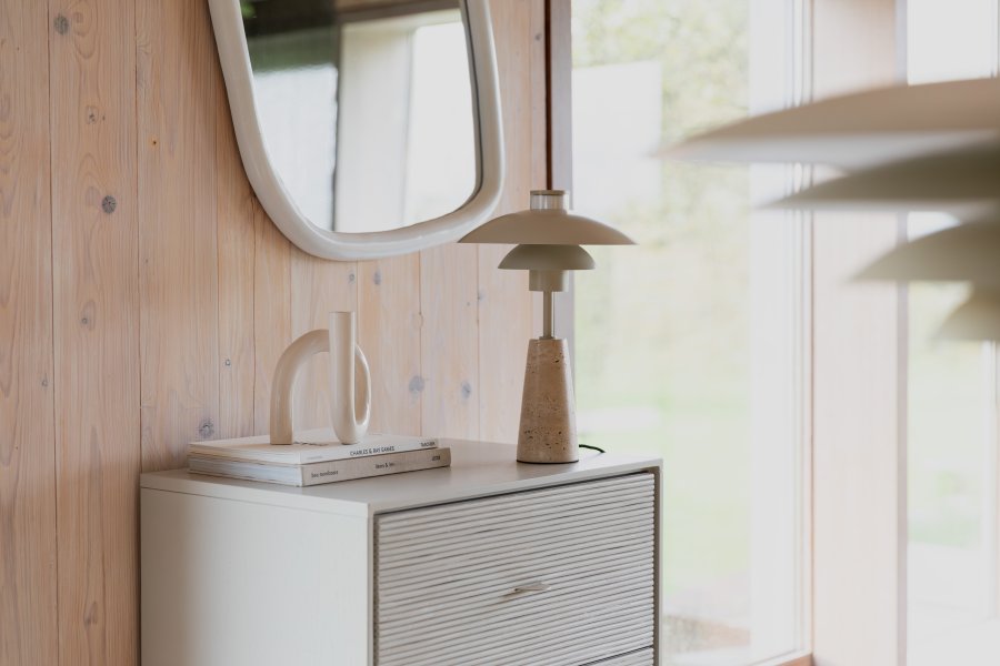 ZUIVER Cole bordlampe - beige metall og beige travertin