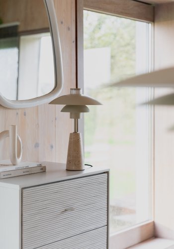 ZUIVER Cole bordlampe - beige metall og beige travertin