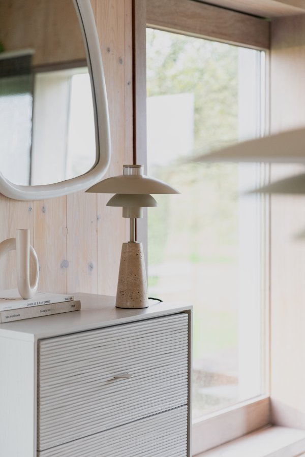 ZUIVER Cole bordlampe - beige metall og beige travertin