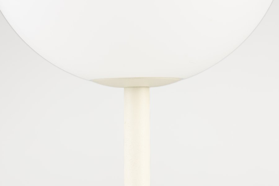 WHITE LABEL LIVING Hub bordlampe - polypropylen og beige