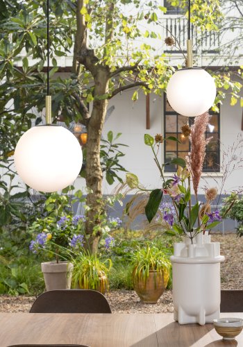 ZUIVER Orion taklampe 18 - opalt glass og sort metall