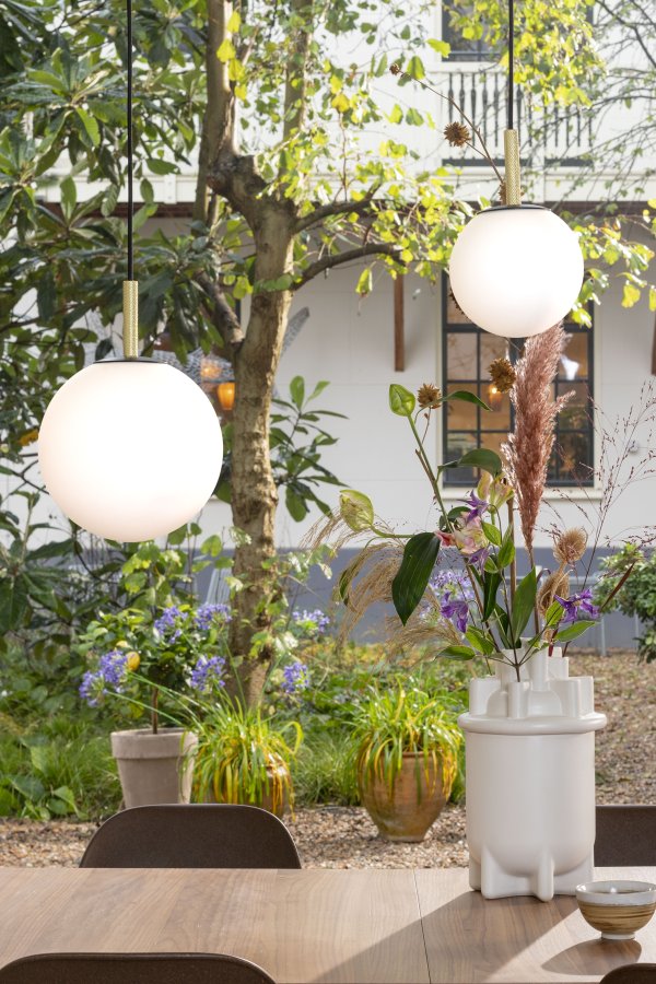 ZUIVER Orion taklampe 18 - opalt glass og sort metall