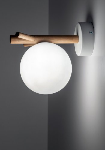 TK Sheron vegglampe - opalt glass og naturlig tre