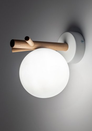 TK Sheron vegglampe - opalt glass og naturlig tre