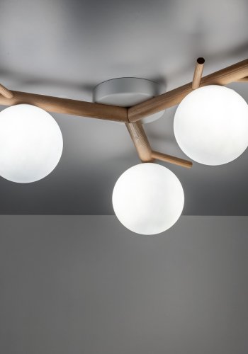 TK Sheron taklampe, m. 3 skjermer - opalt glass og naturlig tre