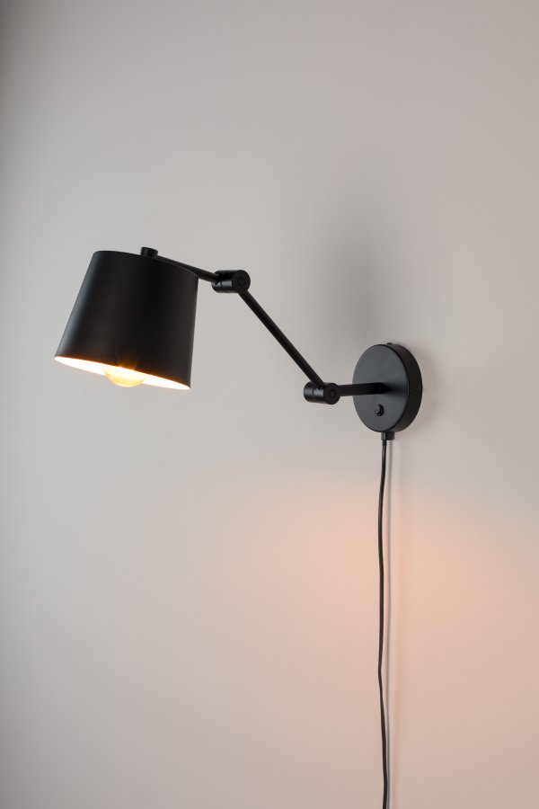 WHITE LABEL LIVING Hajo vegglampe - svart jern