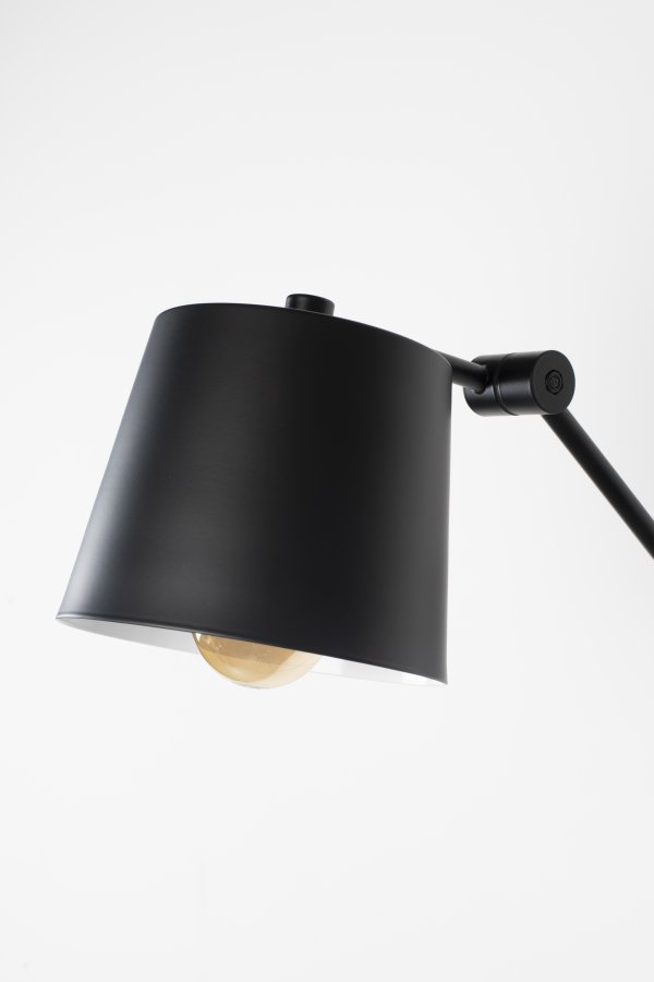 WHITE LABEL LIVING Hajo vegglampe - svart jern
