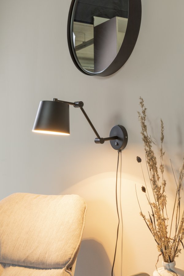 WHITE LABEL LIVING Hajo vegglampe - svart jern