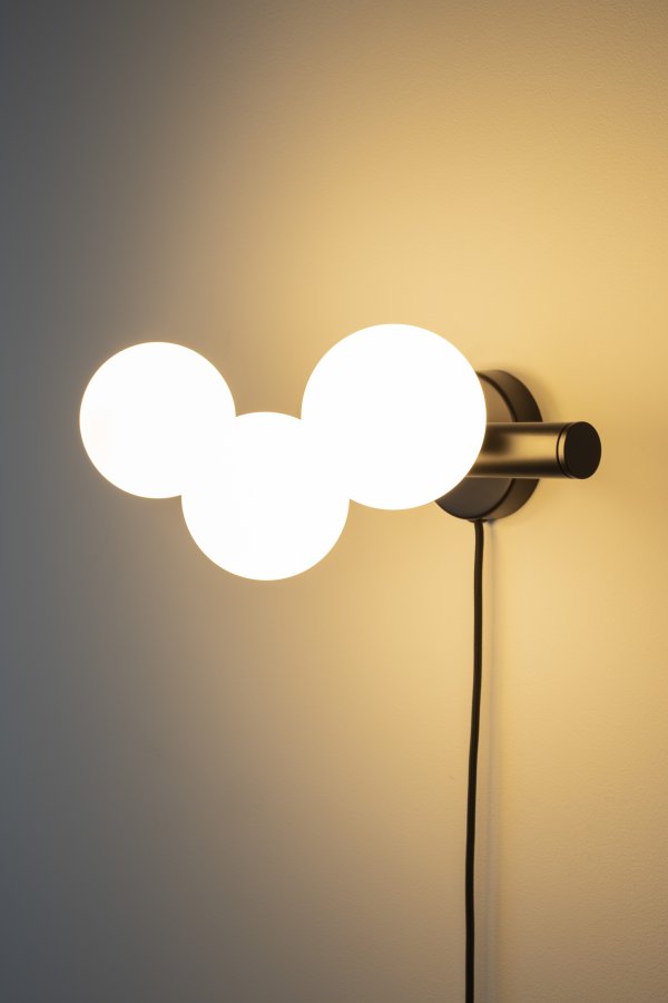 WHITE LABEL LIVING Monica Hvit vegglampe - hvitt glass og svart