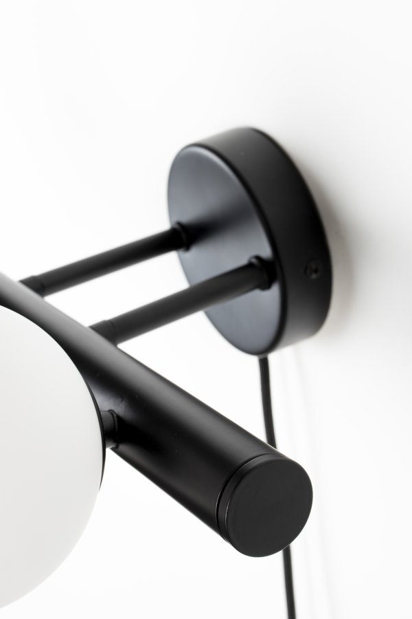 WHITE LABEL LIVING Monica Hvit vegglampe - hvitt glass og svart