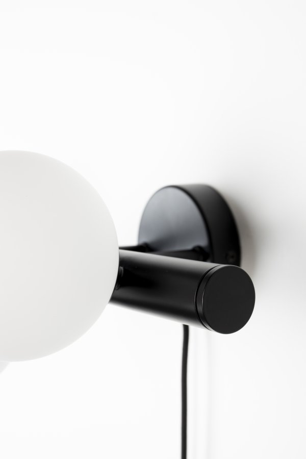 WHITE LABEL LIVING Monica Hvit vegglampe - hvitt glass og svart