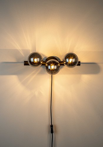 WHITE LABEL LIVING Monica Smoke vegglampe - rykfarget glass og svart