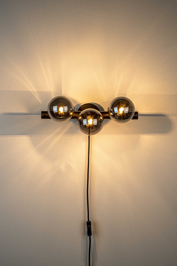 WHITE LABEL LIVING Monica Smoke vegglampe - rykfarget glass og svart