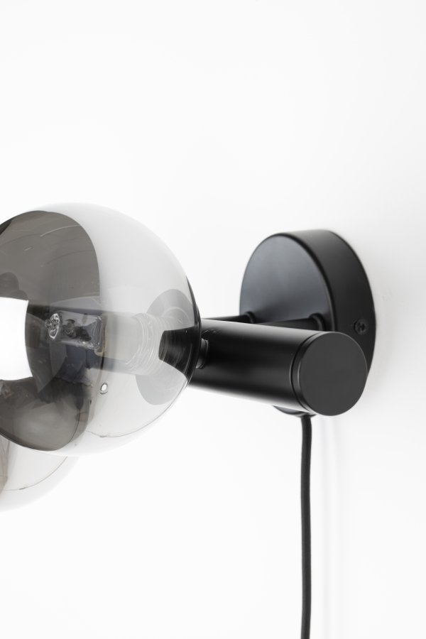 WHITE LABEL LIVING Monica Smoke vegglampe - rykfarget glass og svart