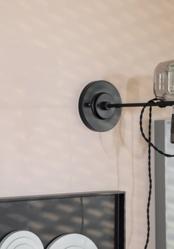 ZUIVER Misty vegglampe - glass og sort metall