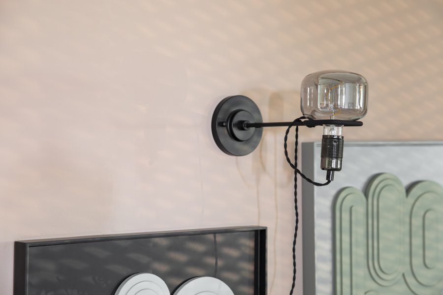 ZUIVER Misty vegglampe - glass og sort metall
