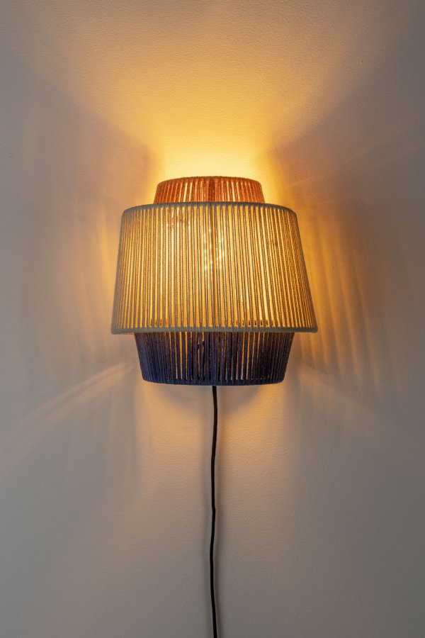 WHITE LABEL LIVING Yumi vegglampe - bl polyester